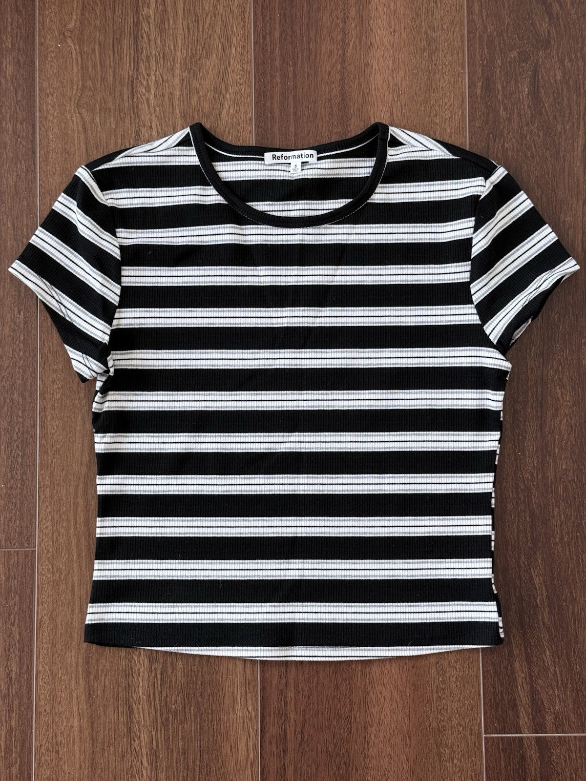 Reformation Muse Tee – S (Black Multi Stripe)
