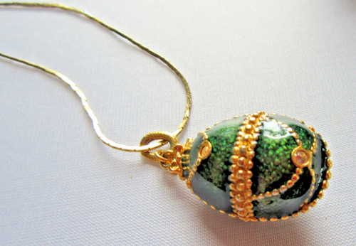 GREEN ENAMEL AND GOLD TONE EGG SHAPED PENDANT NECKLACE