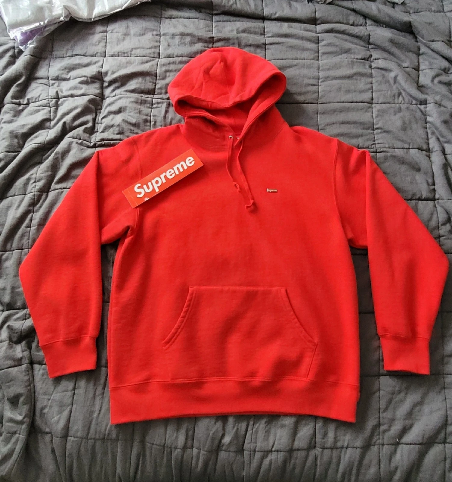 NEUF Sweat shirt à capuche logo en relief Supreme    Taille Moyenne