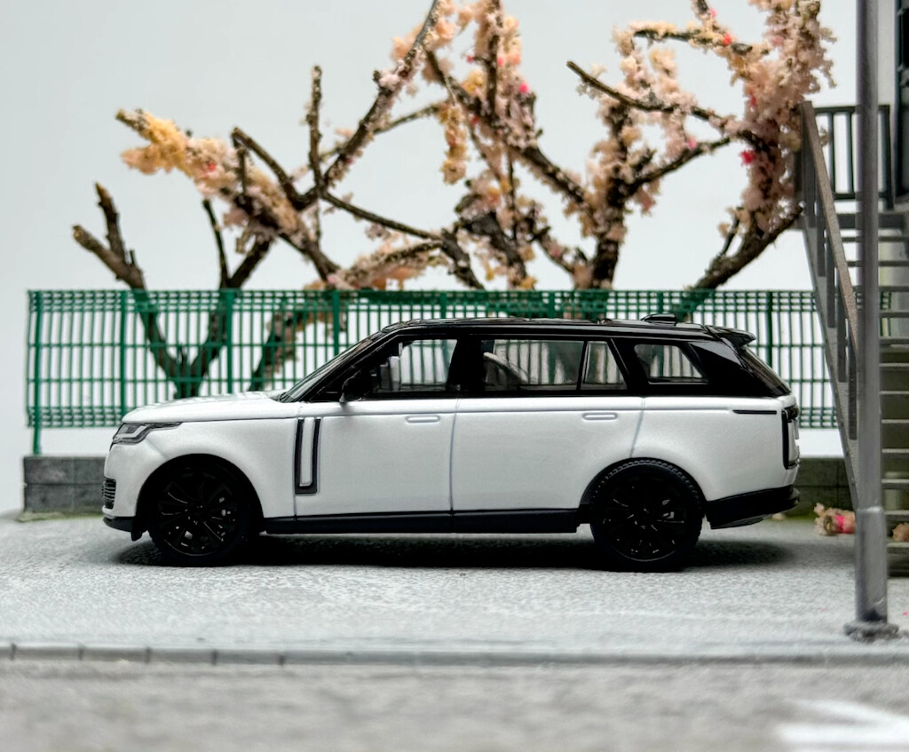 LAND ROVER RANGE ROVER 1/64 白 LCD MODELS LCD 1:64 Land Rover Range Rover - White LCD64031-BW