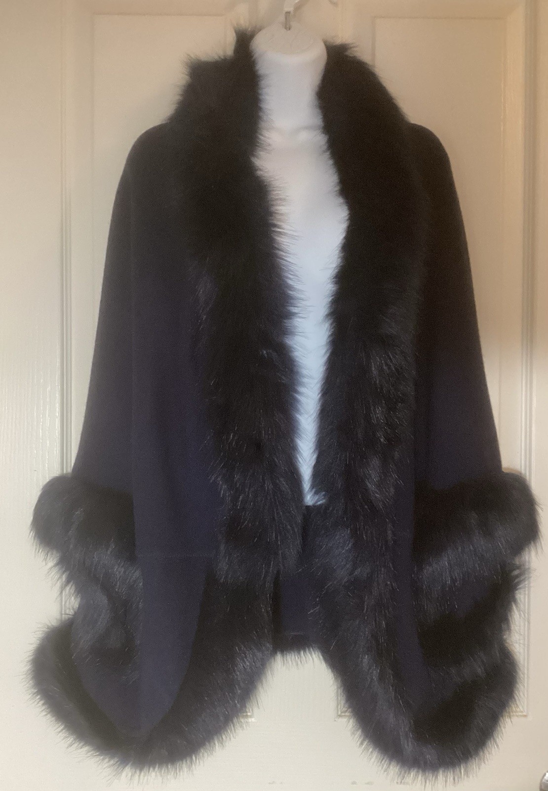 как выглядит Dark Blue Faux Fur Trimmed Signing Cape With 3/4 Sleeves By Sioni фото