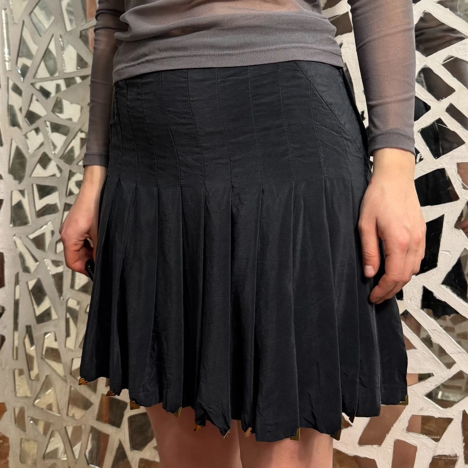 Minifalda plisada Versace para H&M 100 % seda con detalles metálicos año 2011 talla 38 Foto 3 de 4