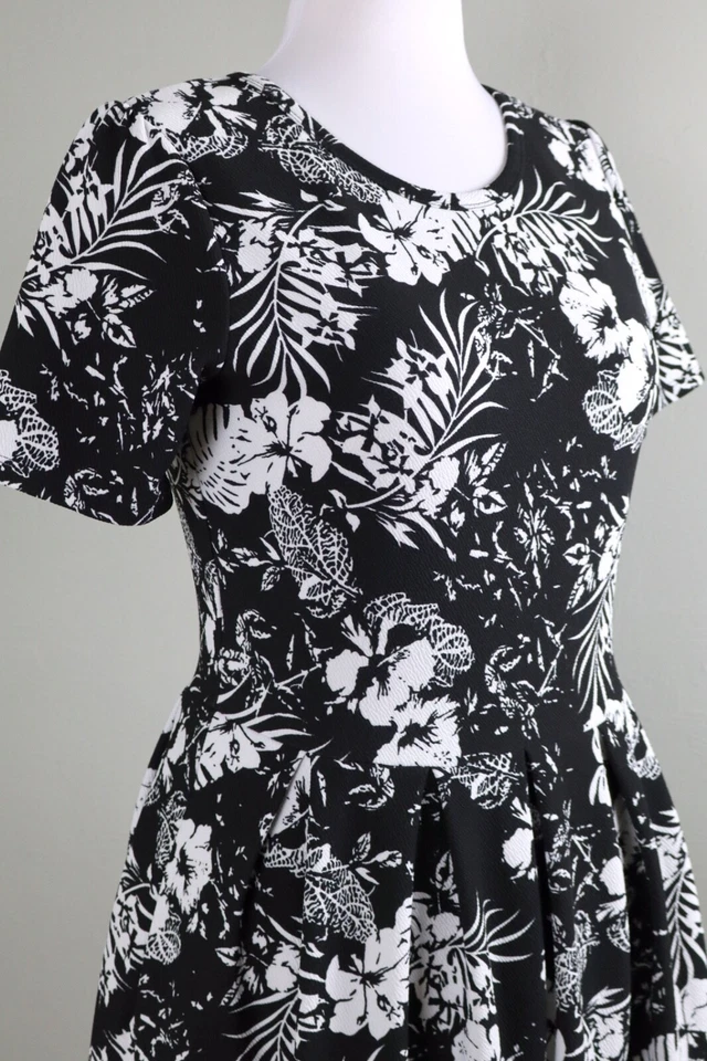Vestido LULAROE Texturizado Elástico Negro Blanco Floral Amelia Talla Grande Foto 3 de 4