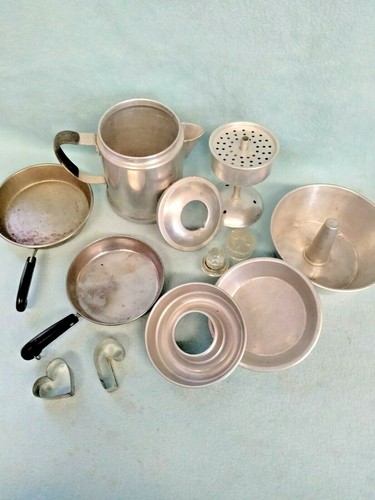 Vintage Childrens Kitchen Toy 🍎Coffee Pot, Cookie Cutters, Baking Pots & Pans - Bild 7 von 7