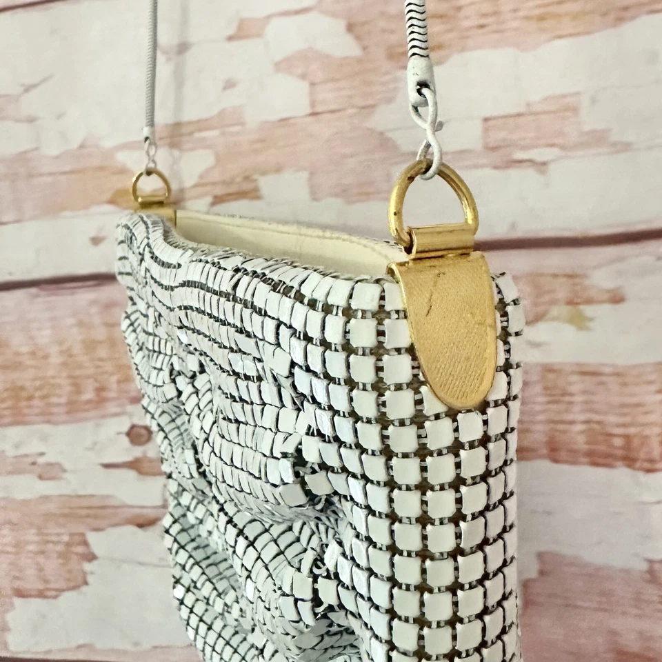 Bolso sin asas vintage blanco drapeado de malla metálica años 80 90 Glam Rock Foto 3 de 4
