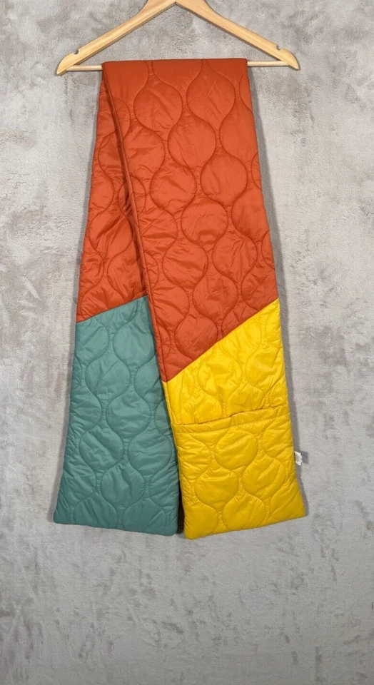 Bufanda acolchada acolchada Urban Outfitters bolsillos en bloques de colores Foto 2 de 4