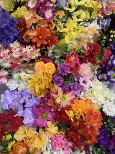 50x kleine mittlere Frühlingsblumenköpfe Kunstseide Restposten Handwerk Blumennähen - Bild 1 von 11