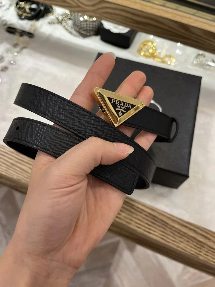Cinturón de cuero Prada Saffiano para mujer negro plateado con logotipo triángulo 100 cm, talla 85/34 Foto 2 de 4