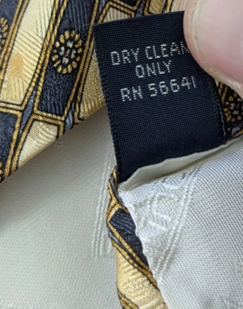 Corbata de seda geométrica Roundtree & Yorke para hombre amarilla azul hecha en EE. UU. 56 x 4 Foto 4 de 4