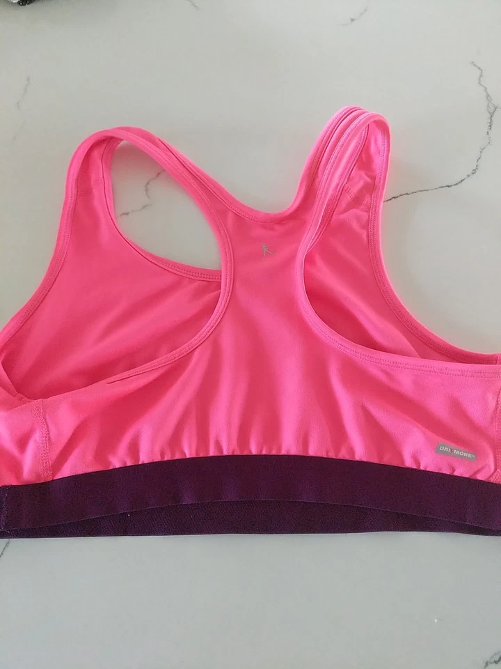 Sujetador deportivo Danskin Medium Impact Racer Back jersey "poseerlo" en entrenamiento delantero Foto 3 de 4