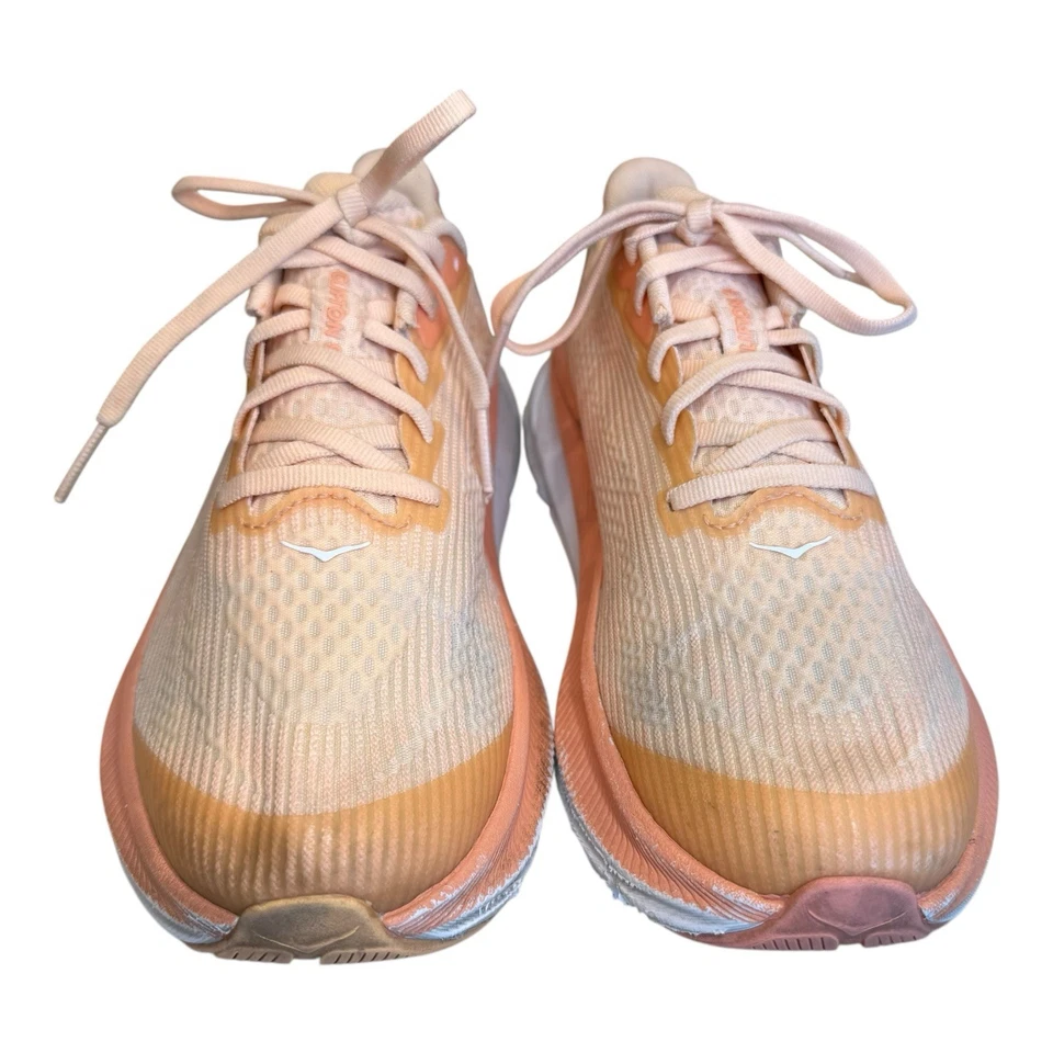 Tenis para correr Hoka One One Y Clifton 9 juveniles 4,5 MD naranja y blanco estilo de vida Foto 3 de 4