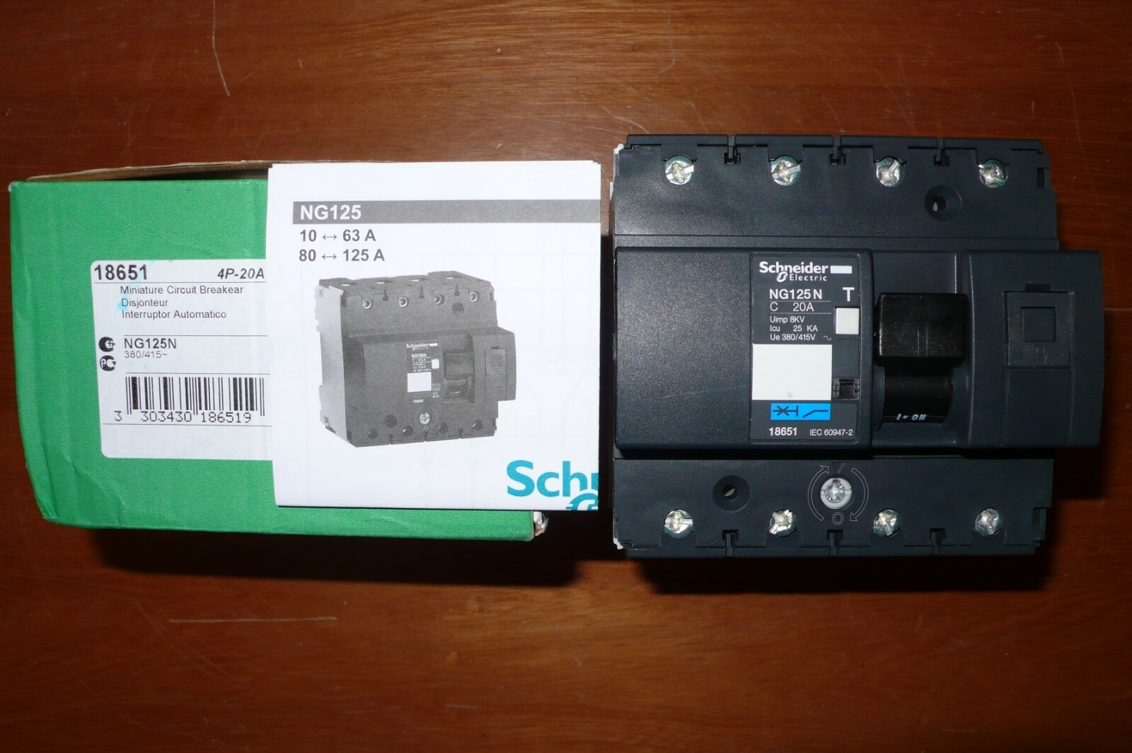 Schneider Electric 18651 NG125N disjoncteur tétrapolaire 4 pôles 20 ampères PC 25kA 20A