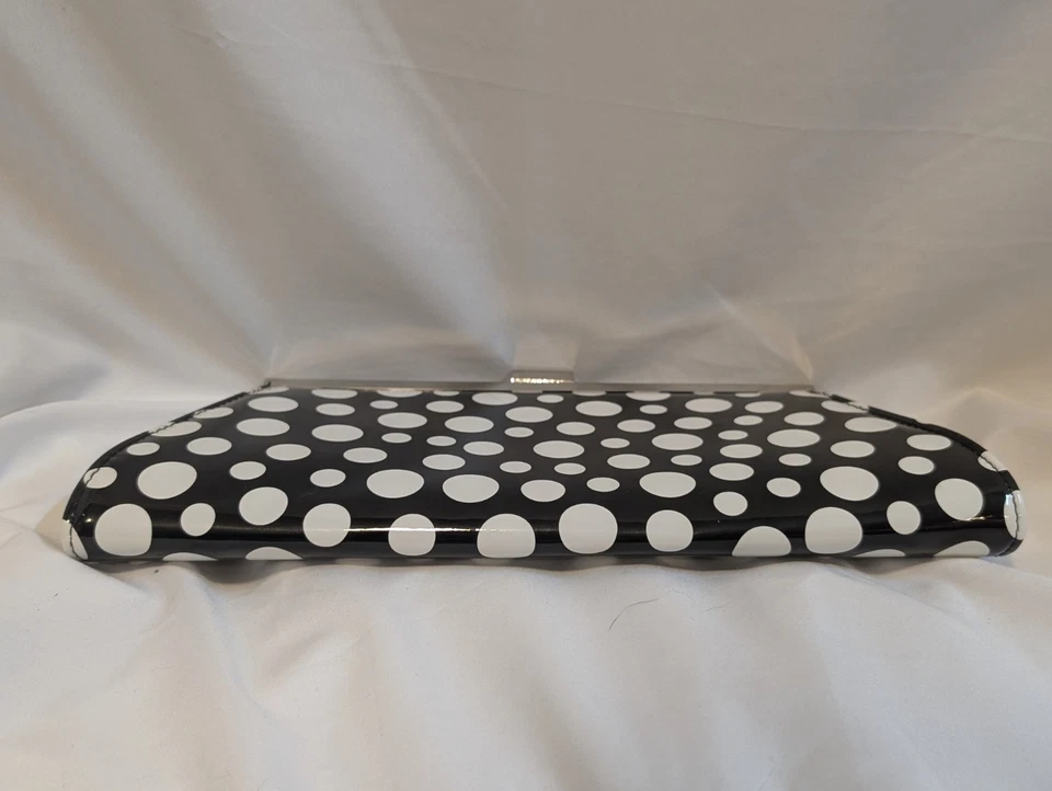 Bolsa clutch Neiman Marcus preta e branca bolinhas couro envernizado - Imagem 3 de 4