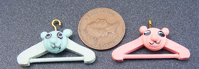 Puppenstube Kleiderbügel Jungen und Mädchen Teddybär Maßstab 1:12 Miniatur Tumdee
