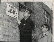 1964 Press Photo Captain Louis Unser, Fire Chief William Smith, Troy, New York
