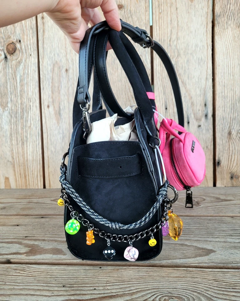 *Raro* Bolso de mano Steve Madden de gamuza negro y rosa intenso con dijes para bolso de dados Foto 2 de 4