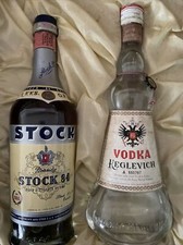 Stock di due bottiglie Vintage di liquore