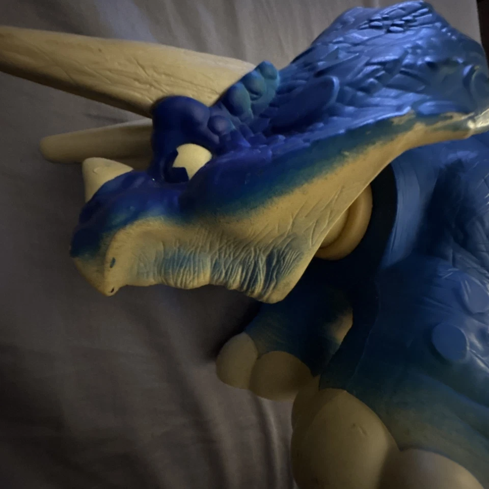 De colección Jurassic Park Jr Azul Triceratops Playskool Hasbro Dinosaurio Coleccionable. Foto 4 de 4