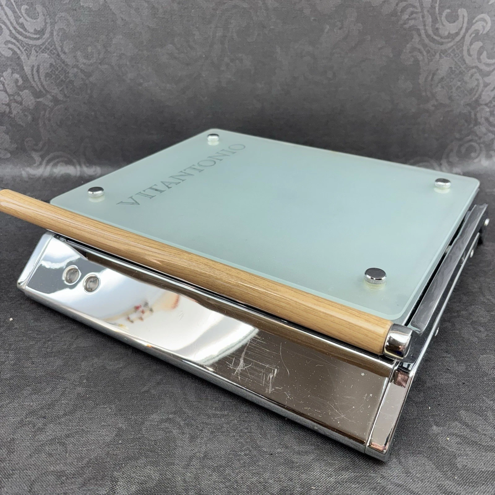 Vitantonio Panini Press Frosted Glass Chrome Wood Handle Grill VTGPN11CAN