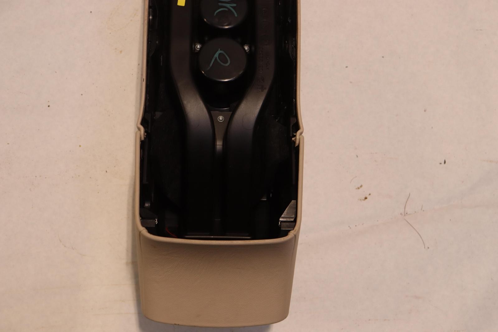 2014-2017 MASERATI QUATTROPORTE FRONT CENTER CONSOLE COMPARTMENT W/ ARMREST OEM