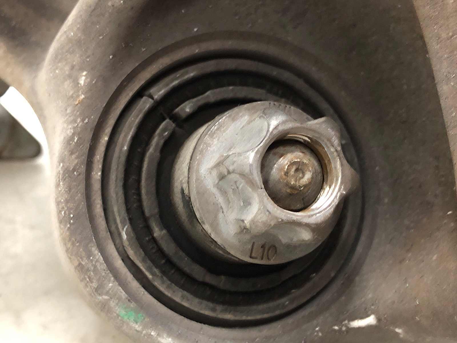 2016-2020 BENTLEY BENTAYGA LEFT REAR SPINDLE KNUCKLE WHEEL BEARING HUB OEM 2019