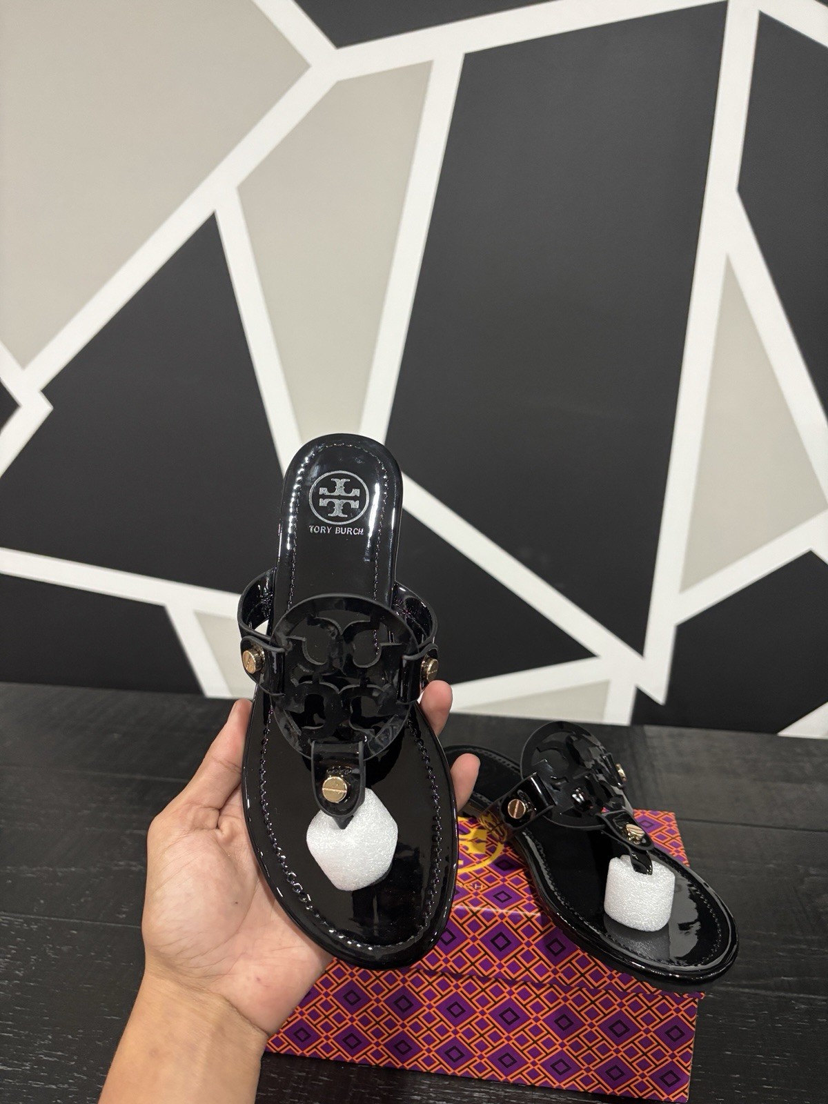 Tory Burch Patent Leather Thong Sandals Black Logo Slip On Women's Size 7‼️