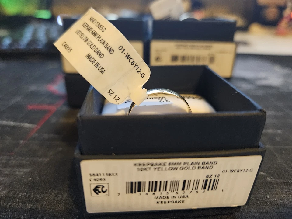 Alianza de oro amarillo de 10 quilates con recuerdo - Anillo de boda liso de 6 mm Foto 3 de 4