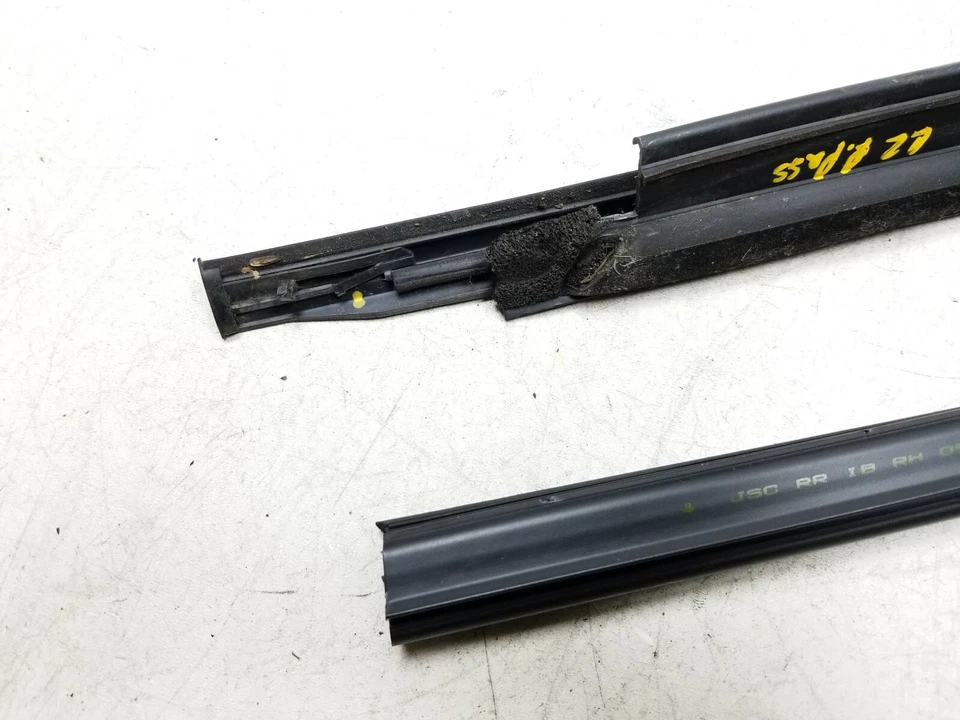 11-14 Chrysler 200 Sedan Window Belt Seal Rear Passenger Side Right 2Pcs OEM - Image 4 of 4