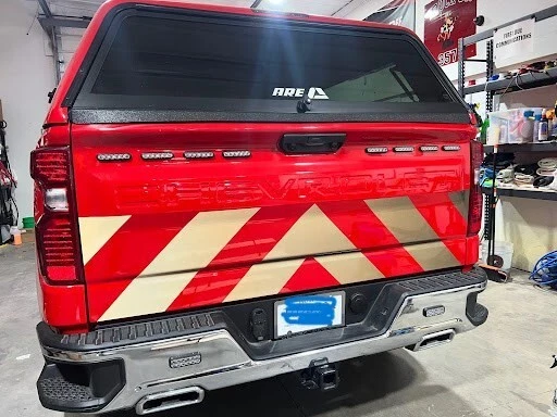 Calcomanía reflectante para camión Chevron Oralite | Puerta trasera Silverado roja/negra/blanca Foto 2 de 4