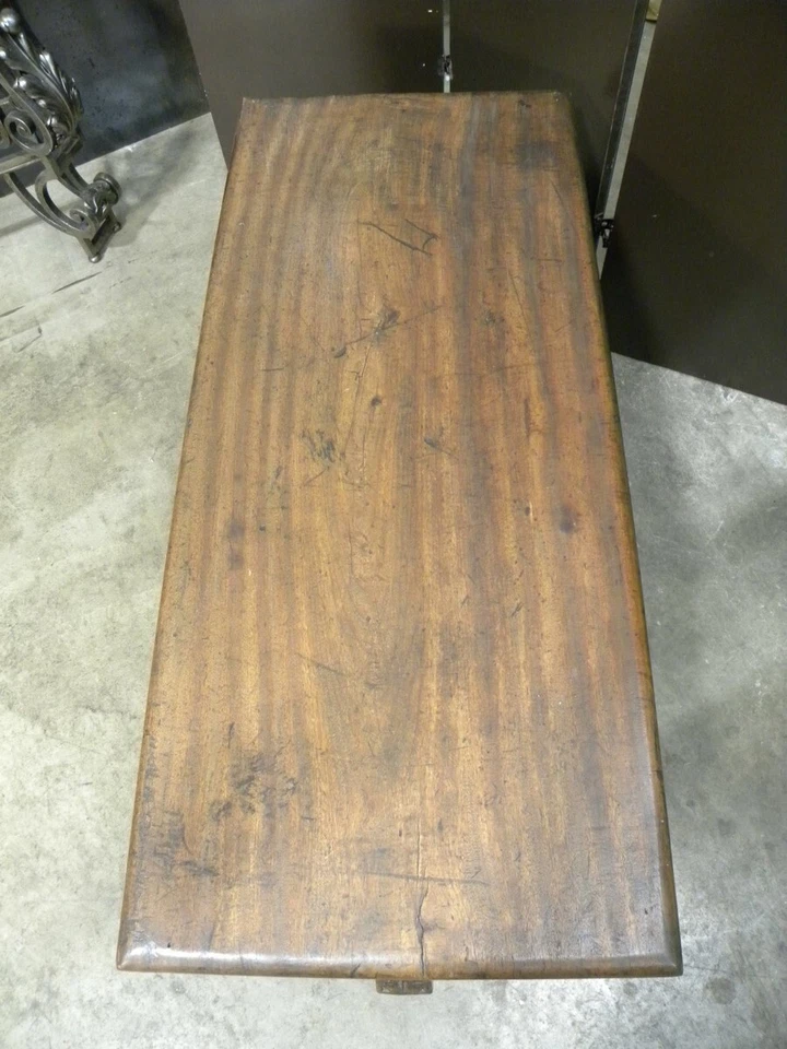 Cofre de marinero de madera de alcanfor del siglo XIX; tacos tallados y detalles de latón náuticos Foto 4 de 4