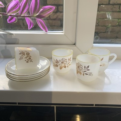  Arcopal France Vintage Milchglas 4er Set Espressotassen & Untertassen Gold Floral