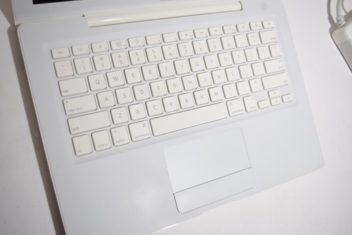 Apple MacBook A1181 2008 2,13 GHz Core 2 Duo 4 GB RAM 500 GB HDD OSX 10,11 excelente - Imagen 3 de 13