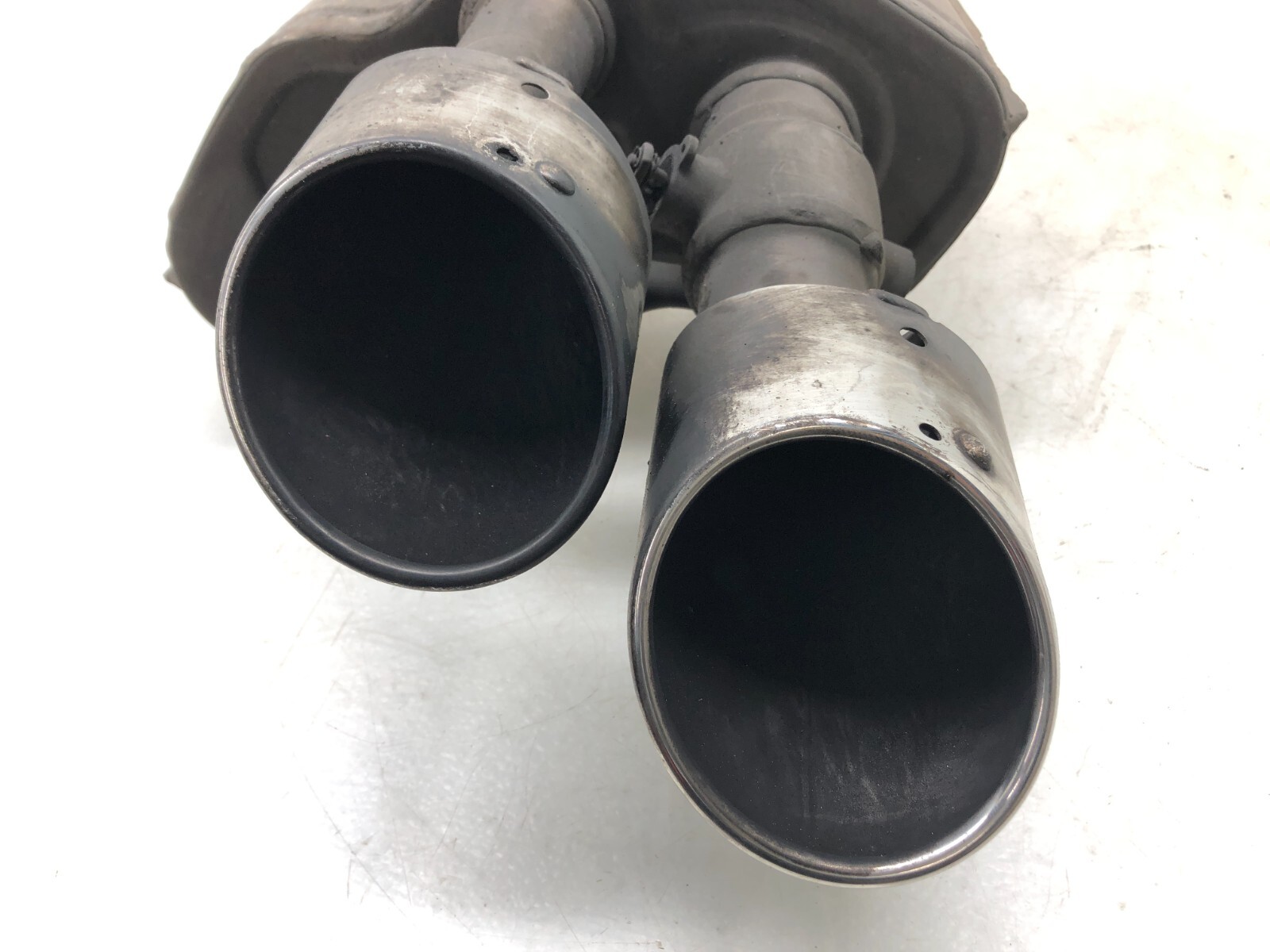 2014-2019 MASERATI GHIBLI S RIGHT REAR EXHAUST MUFFLER BAFFLE TIPS SILENCER OEM.