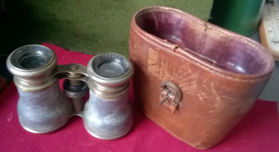 ANTIKES FERNGLAS JOCKEY CLUB PARIS RENNGLAS ORIGINAL ETUI.