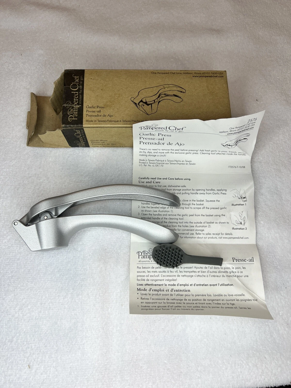 2576 New Pampered Chef Garlic Press - Aluminum with Cleaning Tool
Opens in a new window or tab