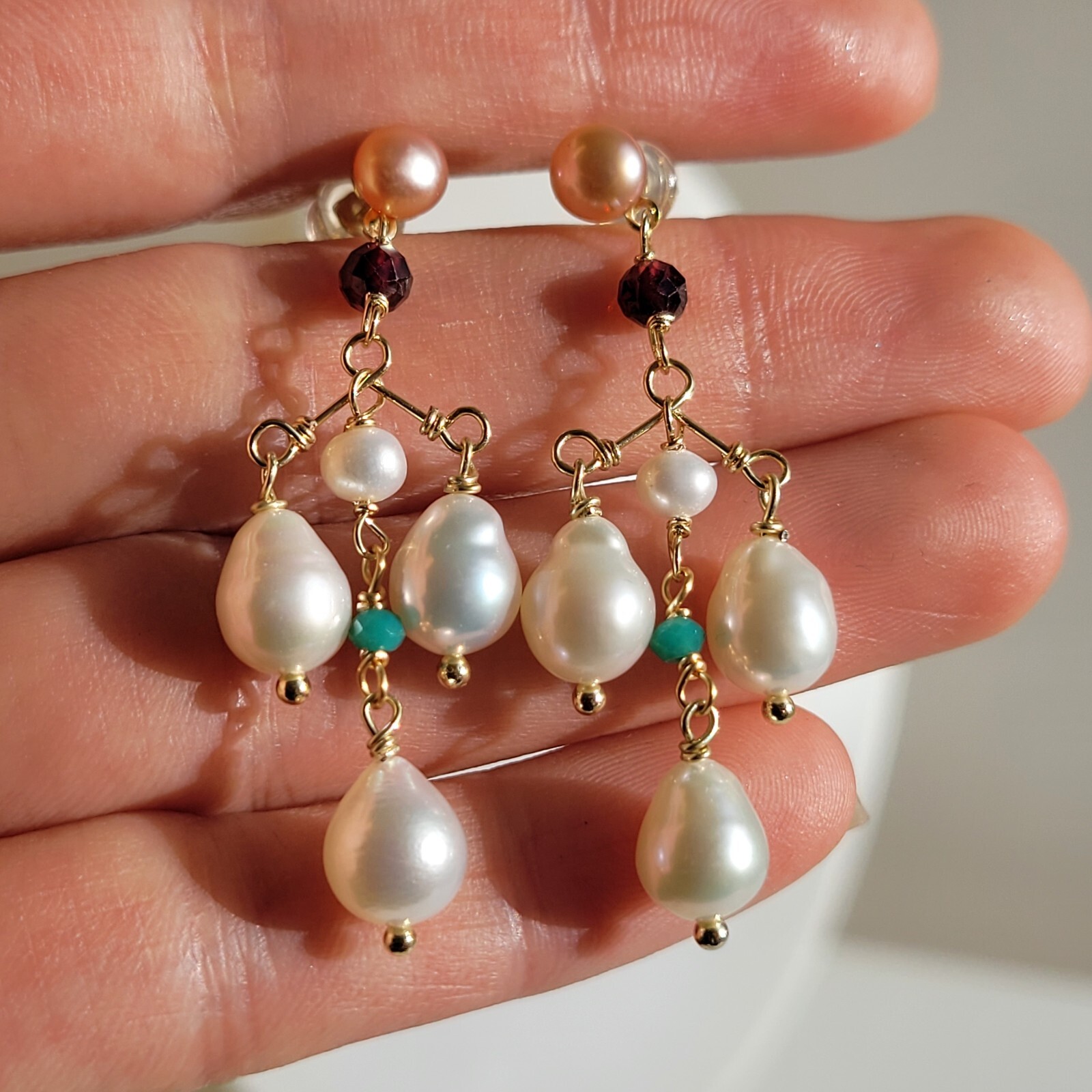 Boucles d'oreilles grenat et perles de culture pour illuminer vos tenues d'été