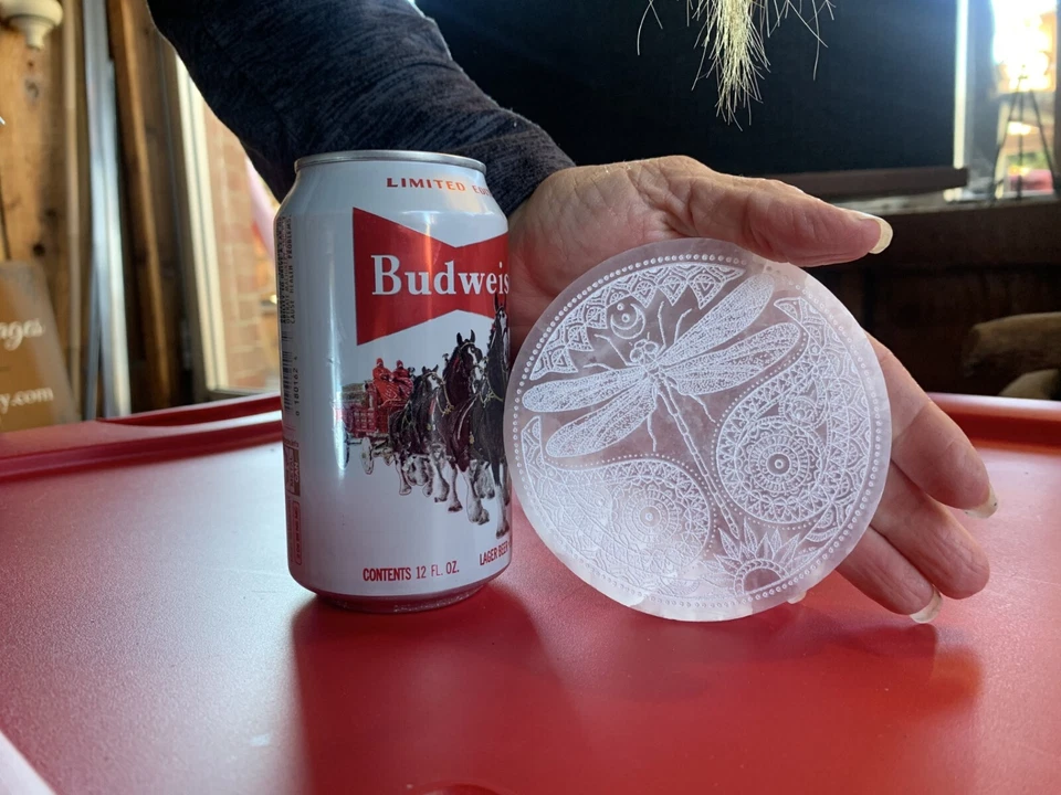 Placa de carga de selenita con libélula grabada Foto 3 de 3