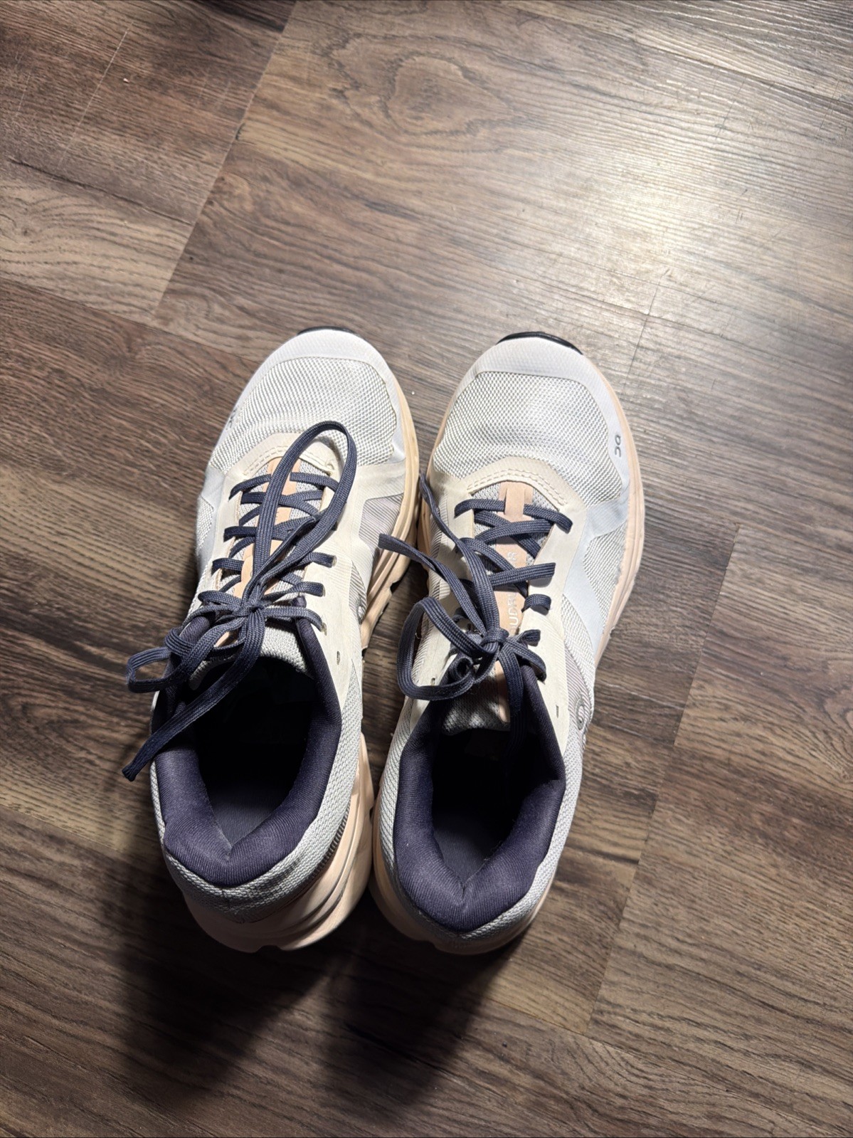 On runner 2 on cloud women’s light pink and gray athletic shoes Size W 8-image