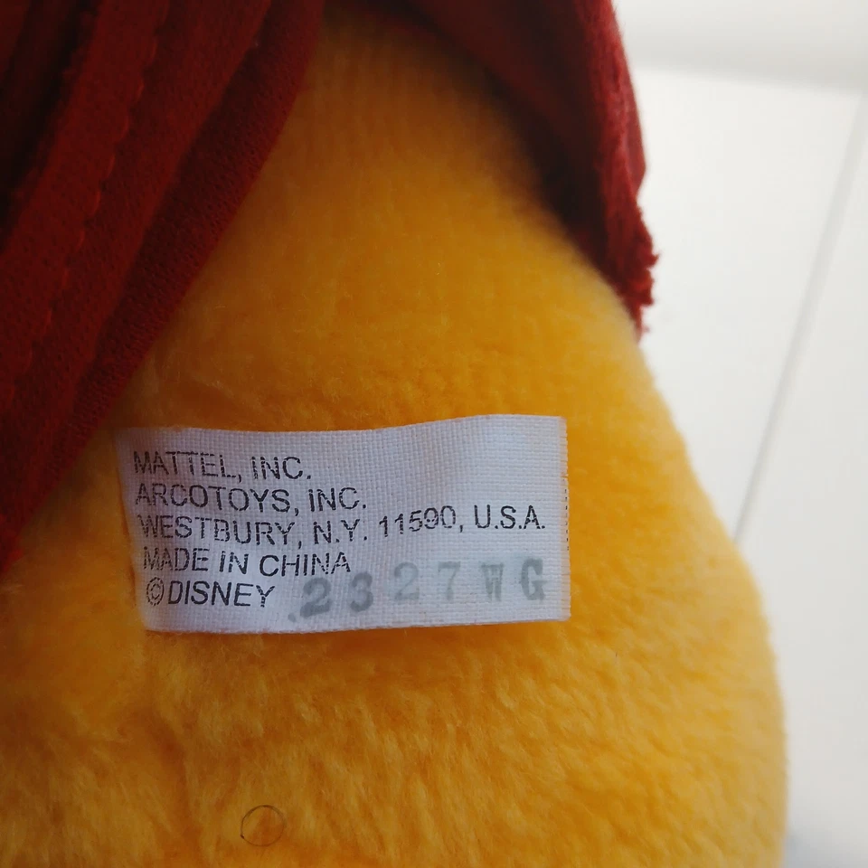 Muñeca de juguete de peluche Mattel Winnie the Pooh con bufanda navideña Foto 3 de 3
