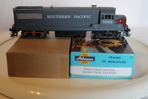 Locomotora diésel escala HO Athearn, Southern Pacific, gris #7026 | Condition: Used