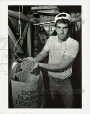 1990 Press Photo Rick Bushey with dog food at Alaska Mill & Feed - lrb12767