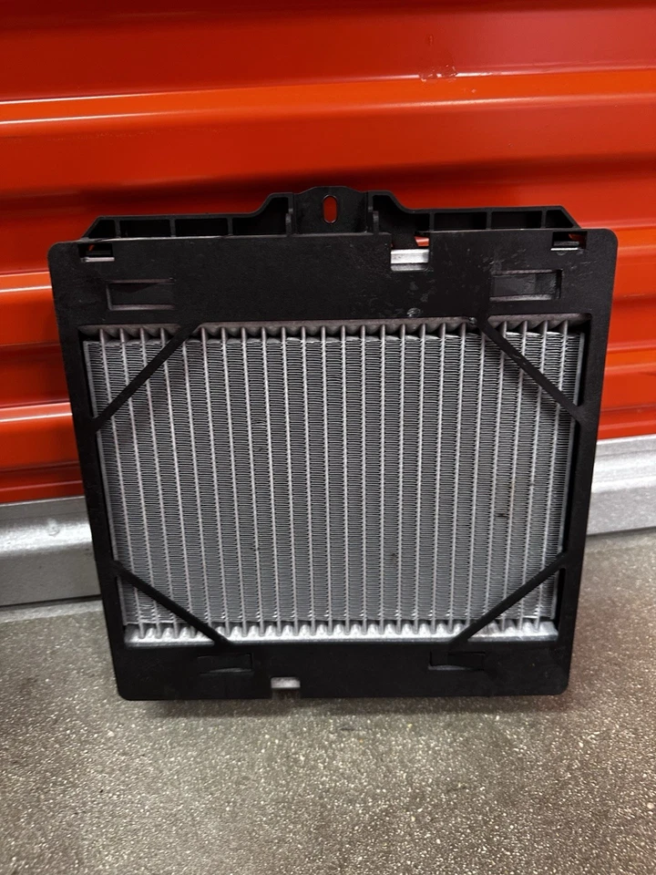 Radiador auxiliar BMW M2 CS Racing, lado izquierdo Foto 2 de 3