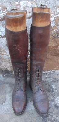ANCIENNE PAIRE BOTTES de CAVALIER en cuir avec ses EMBAUCHOIRS en BOIS - Photo 1/4