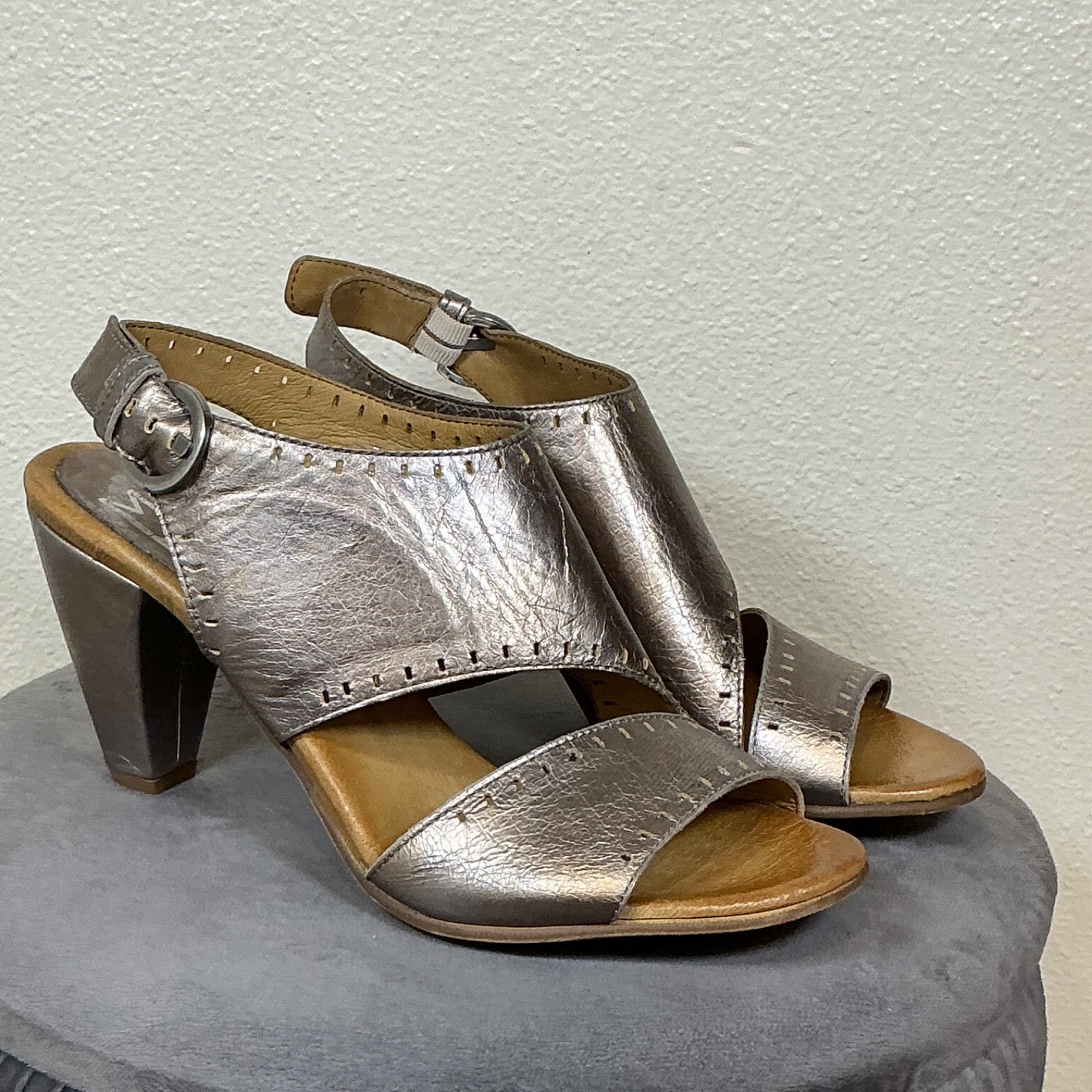 APL Sandali Miz Mooz in pelle con ritagli larghi attuali scarlatti 41