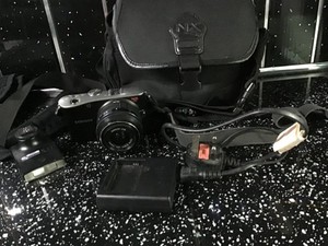 samsung NX100 camera . charger, battery , flash .