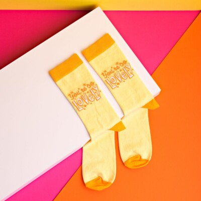 You're So Lovely Socken Geschenk für Frauen - gelb