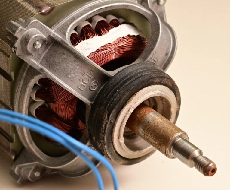 Motor de accionamiento/ventilador de secadora Bosch serie 300 con condensador 830.60031.03 Foto 4 de 4