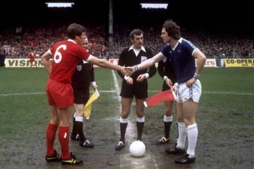 Liverpool captain Emlyn Hughes shakes hands with Everton capta- 1977 Old Photo - Bild 1 von 1
