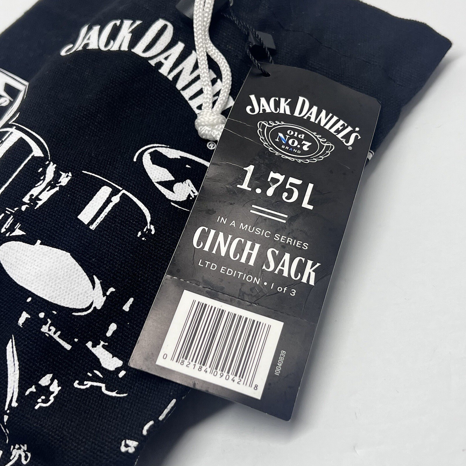 JACK DANIELS No. 7 TENNESSEE WHISKEY ZIPPER CARRY BAG & CINCH SACK