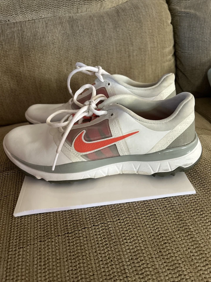 Zapatos de golf Nike FI Impact para mujer blancos gris césped naranja Foto 2 de 4
